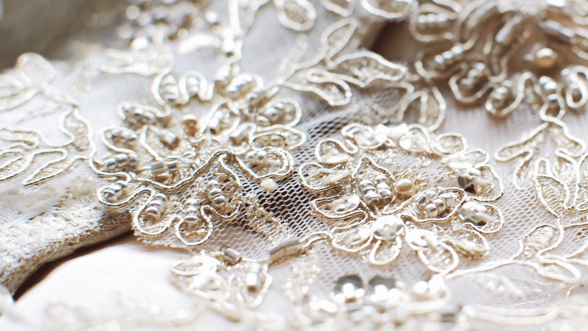 Detalle de bordado en vestido de fiesta — Emma Velázquez