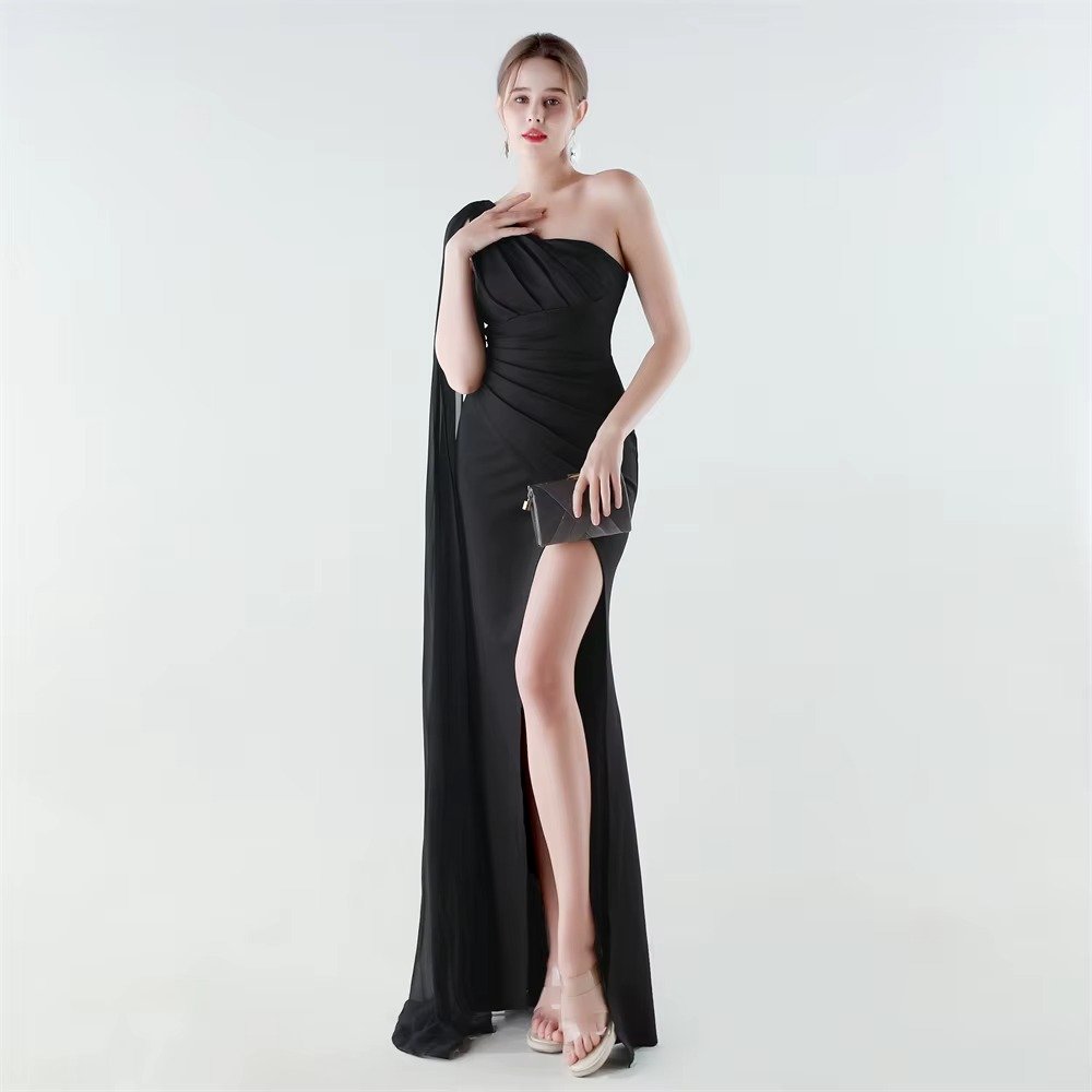 Vestido negro para damas de honor — Emma Velázquez