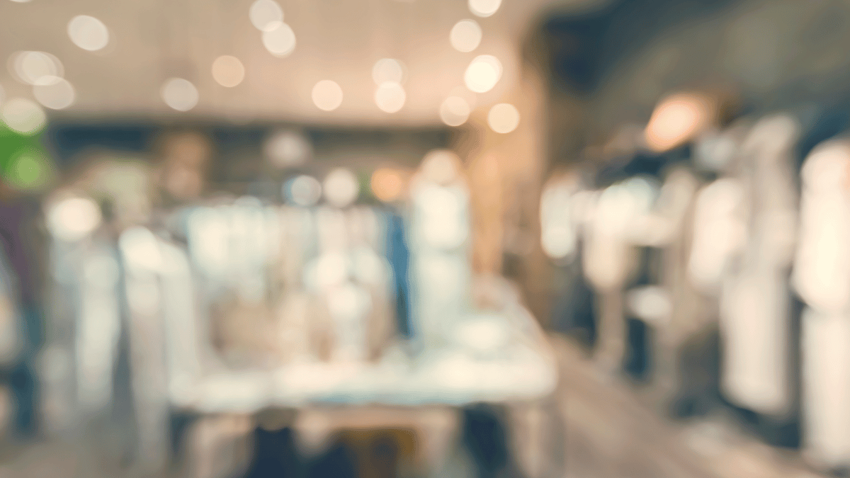 Interior de boutique con vestidos de fiesta — Emma Velázquez