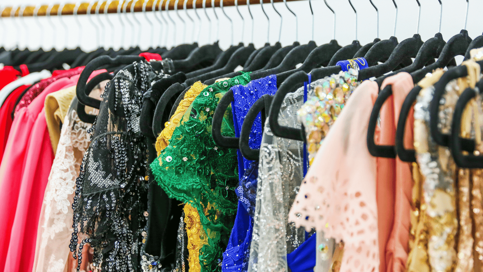 Rack de vestidos en boutique — Emma Velázquez mayoreo