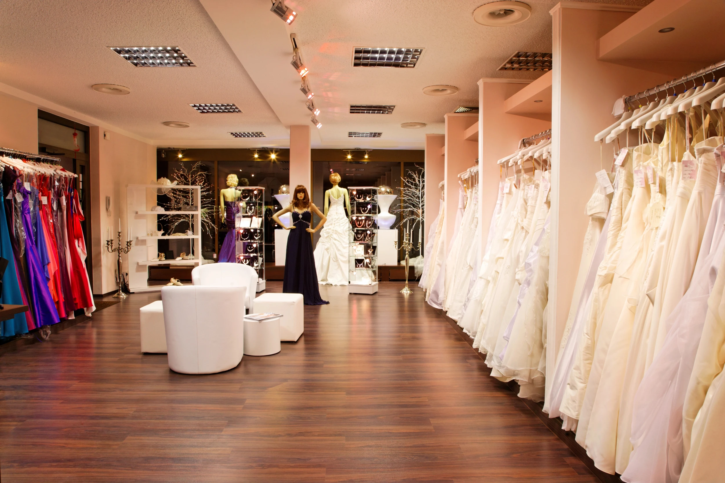 Interior de boutique con vestidos de fiesta — Emma Velázquez