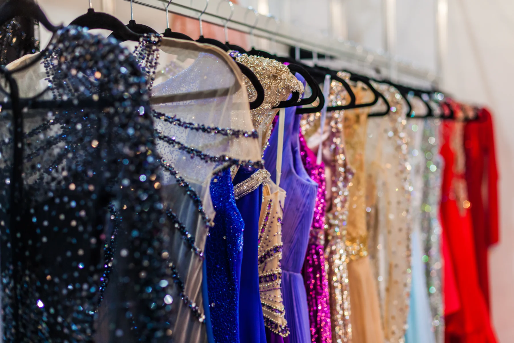 Rack de vestidos en boutique — Emma Velázquez mayoreo
