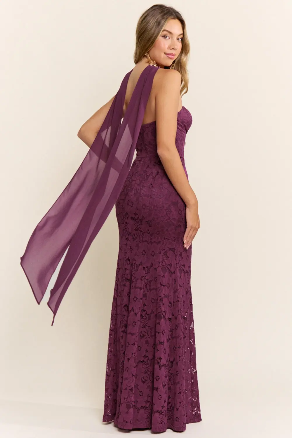 Vestido de Noche Largo de Encaje con Corsé y Chal Asimétrico Modelo 1048 | Emma Vázquez — vista 3
