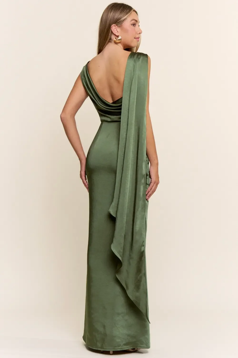 Vestido De Noche Largo Satinado Con Escote Drapeado Y Capa Lateral | Modelo 1047 — vista 3