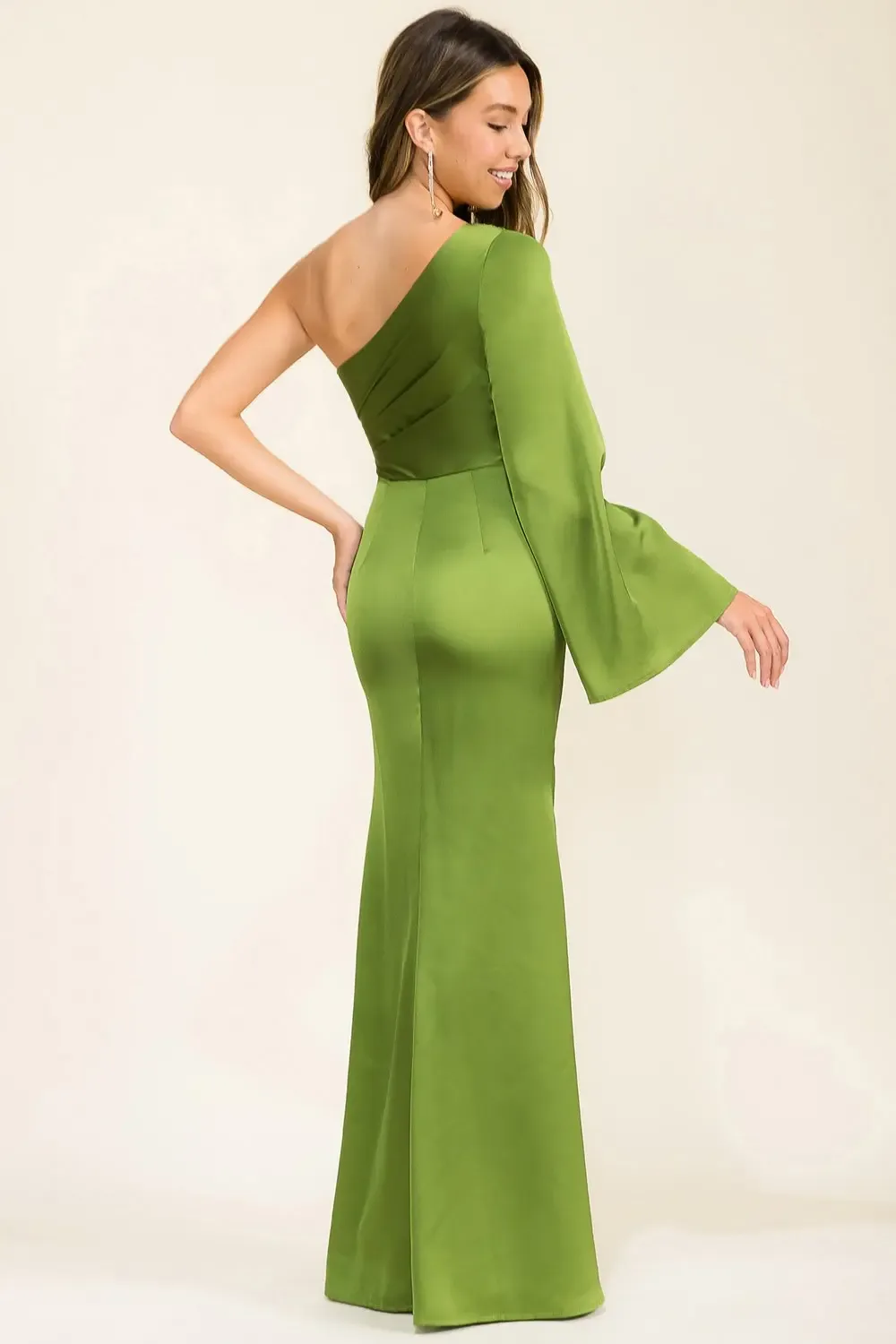 Vestido De Noche Largo Asimétrico En Satén Con Manga Acampanada – Modelo 960