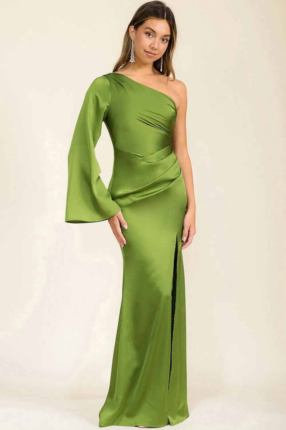 Vestido De Noche Largo Asimétrico En Satén Con Manga Acampanada – Modelo 960