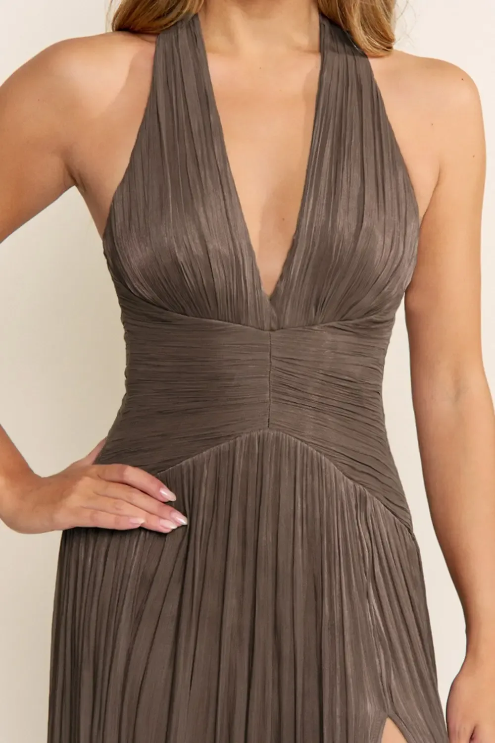 Vestido Largo De Noche Verde Olivo Plisado Con Escote Halter | Modelo EV1051