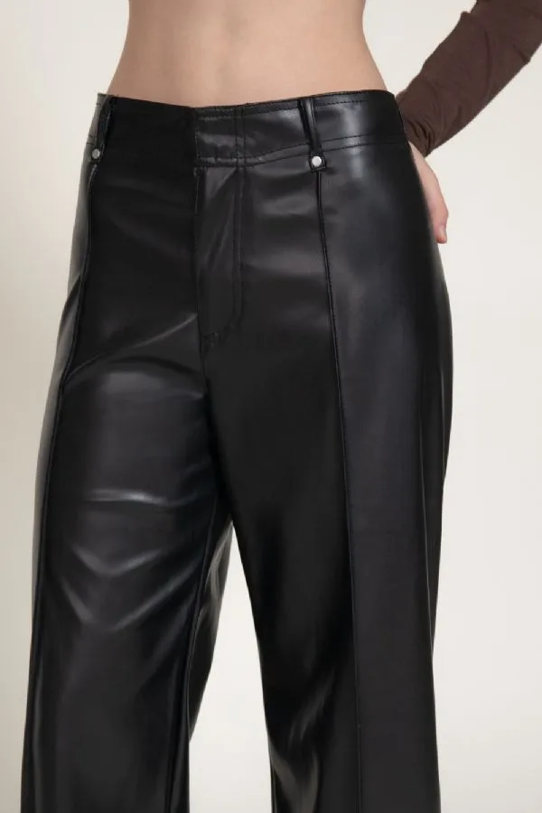 Pantalon De Piel Sintetica De Pierna Ancha Con Costura Marcada P15558