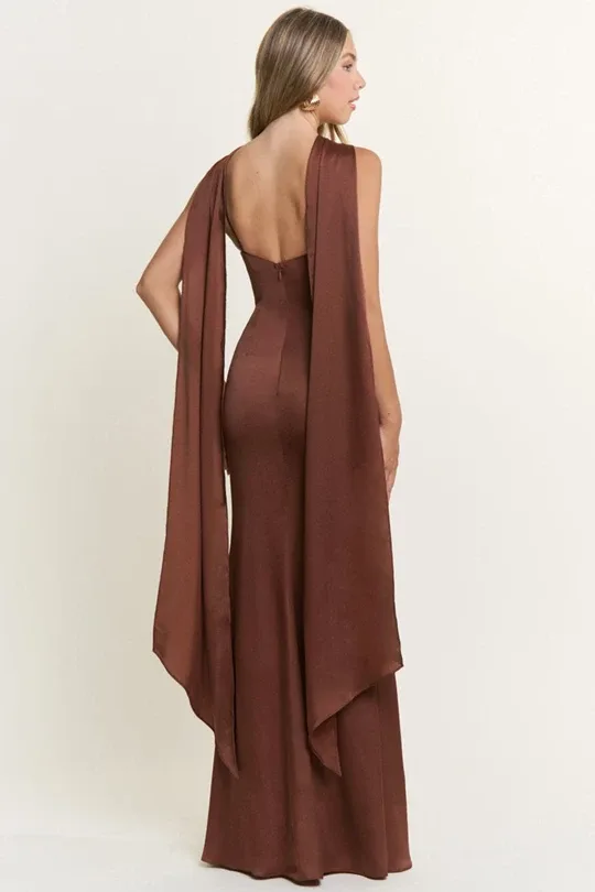 Vestido De Noche Largo Satinado Café Chocolate Con Escote Cruzado Halter Y Caída De Capa – Modelo EV1053
