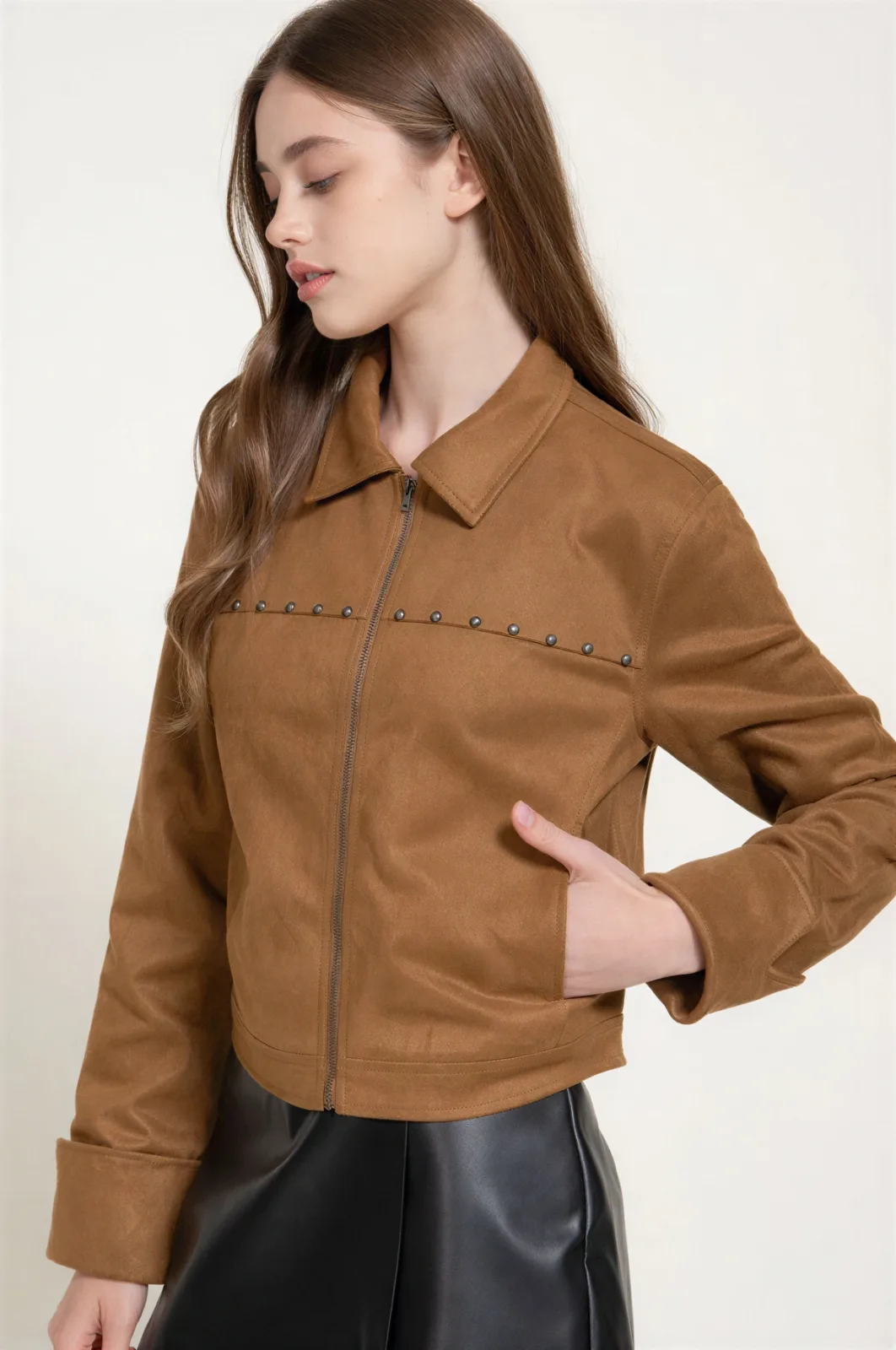 Chaqueta Casual Efecto Gamuza Con Tachuelas Decorativas – Modelo J15418