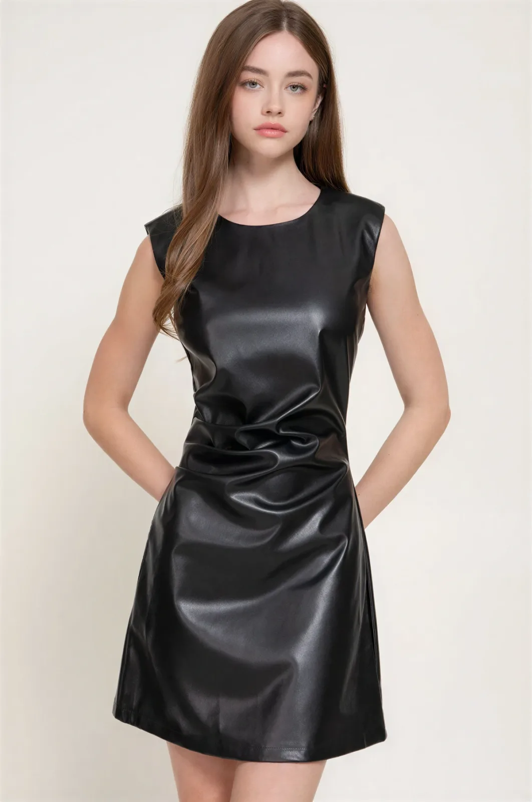 Vestido Corto De Ecopiel Con Efecto Drapeado Para Mujer – Modelo D15633