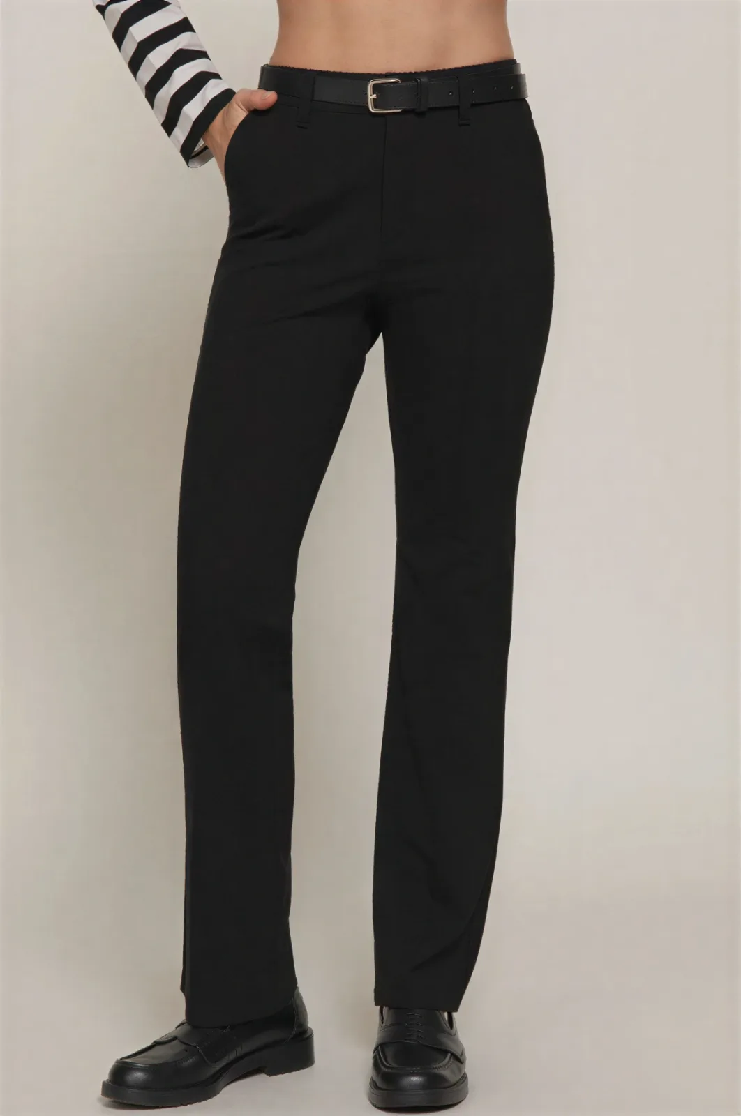 Pantalón Casual Recto De Tiro Alto Negro Con Cinturón – Modelo P14873