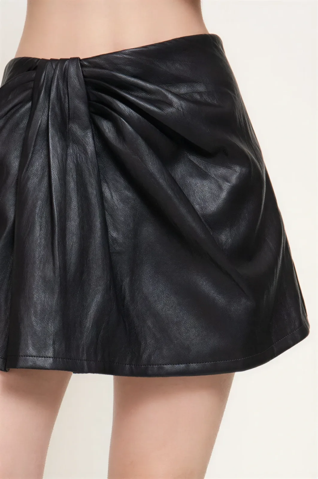 Short De Piel Sintética Negro Con Drapeado Frontal Para Mujer – Modelo P15404