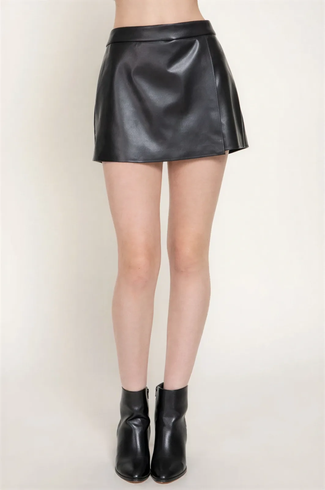 Falda Short Negra De Piel Sintética Con Solapa Frontal Para Dama – Modelo P15406
