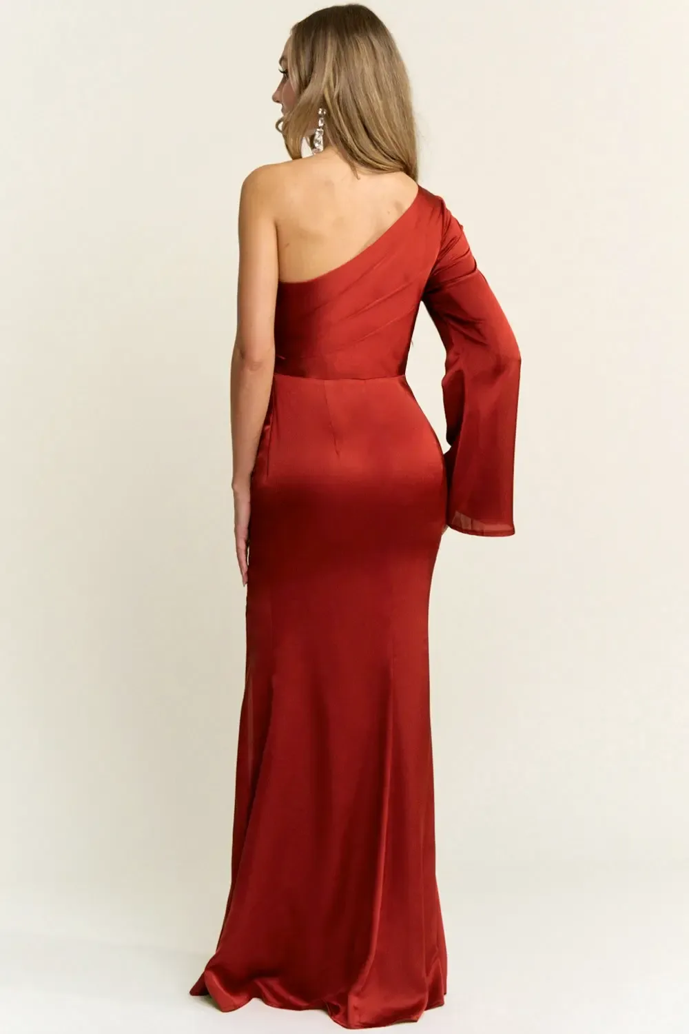 Vestido Largo De Gala Satinado De Un Hombro Con Manga Campana Y Abertura En Pierna - Modelo EV960 — vista 5